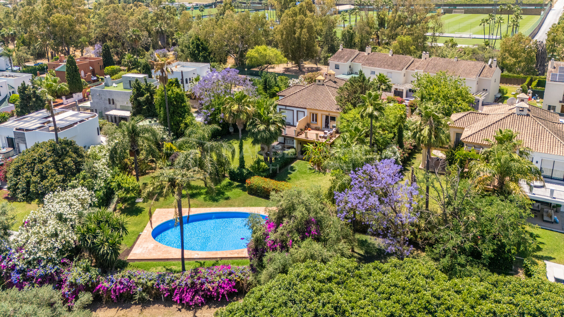 Villa jumelée en première ligne de golf à vendre à Nueva Andalucía, Marbella