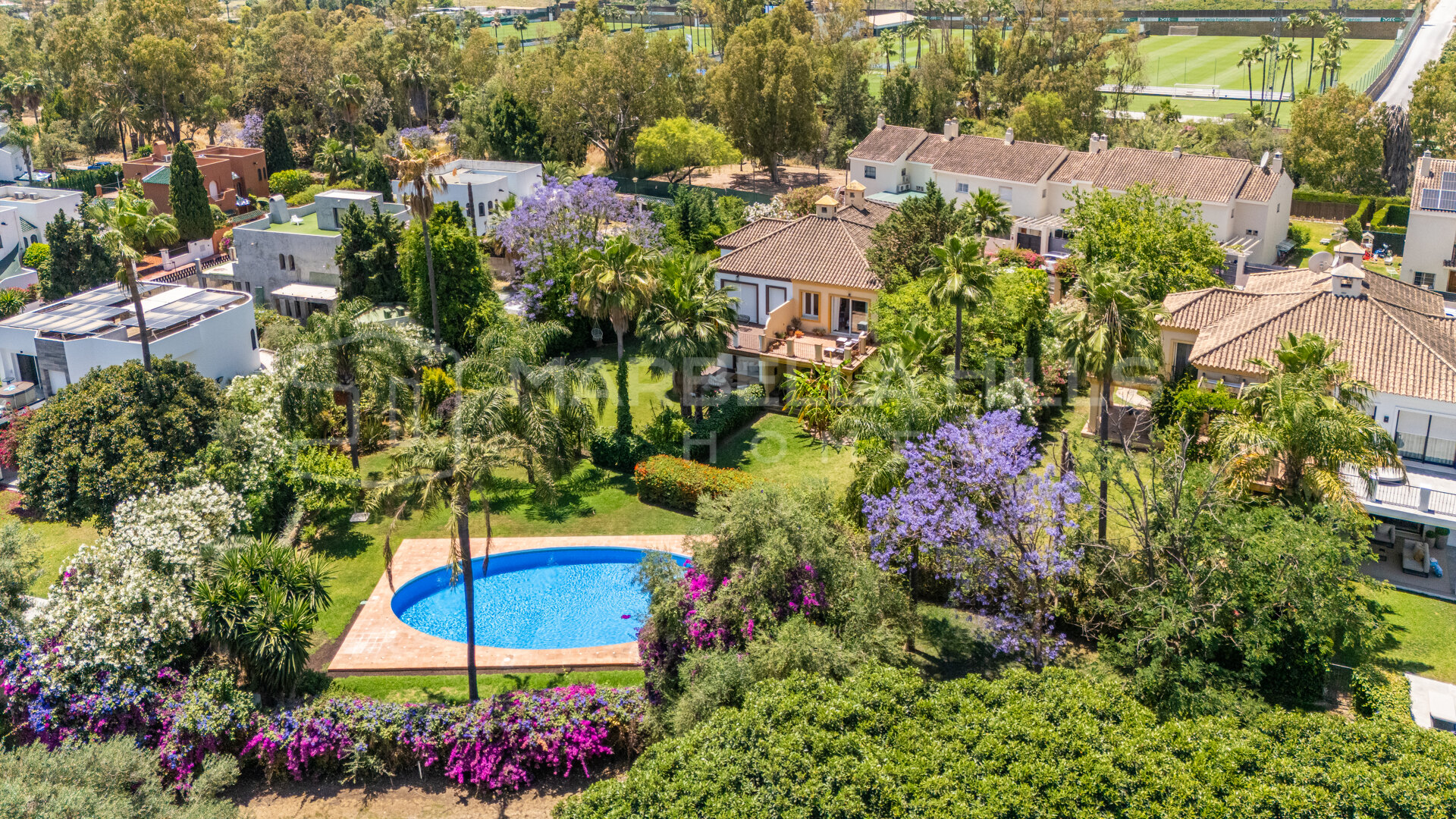 Villa jumelée en première ligne de golf à vendre à Nueva Andalucía, Marbella