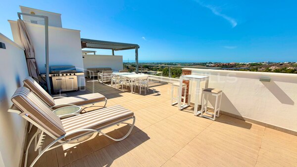 Eck-Penthouse mit Panoramablick auf das Meer zum Verkauf in Los Arqueros, Benahavís