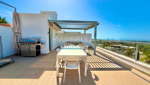 Eck-Penthouse mit Panoramablick auf das Meer zum Verkauf in Los Arqueros, Benahavís