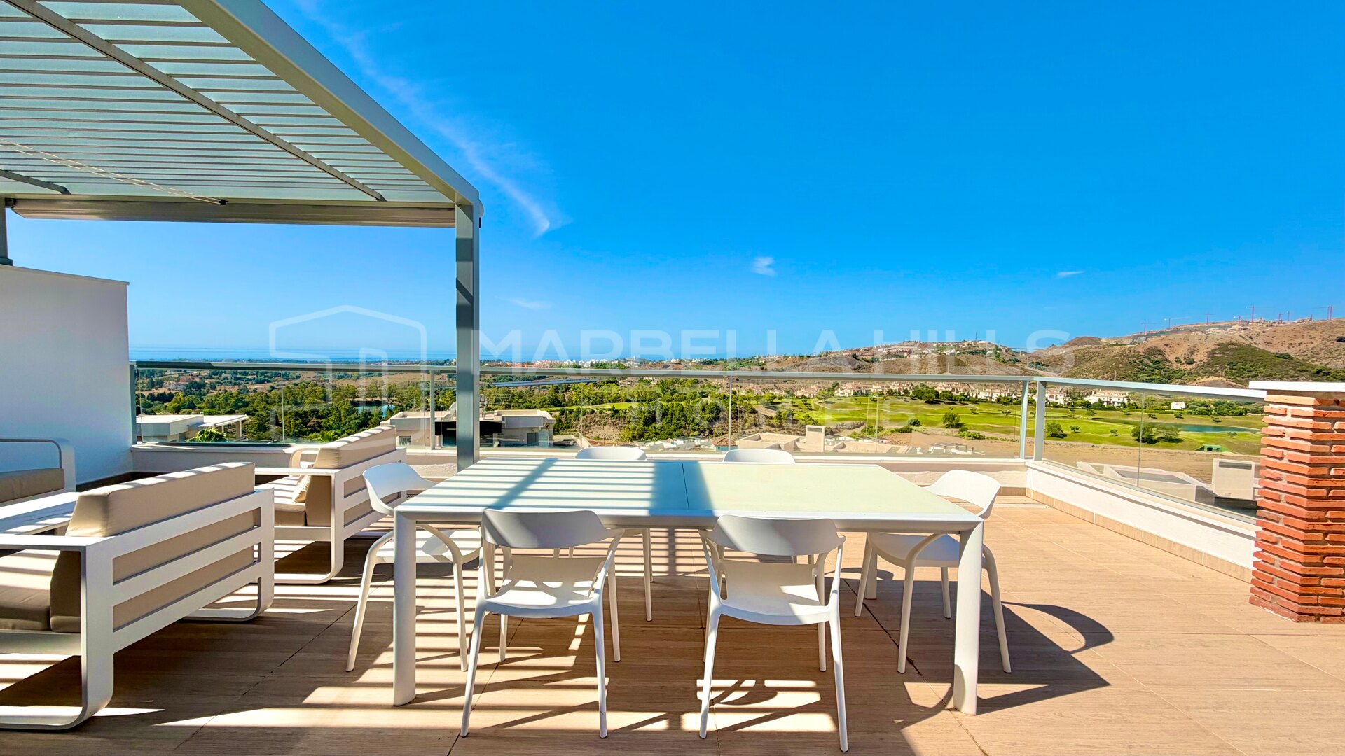 Penthouse d'angle avec vue panoramique sur la mer à vendre à Los Arqueros, Benahavís