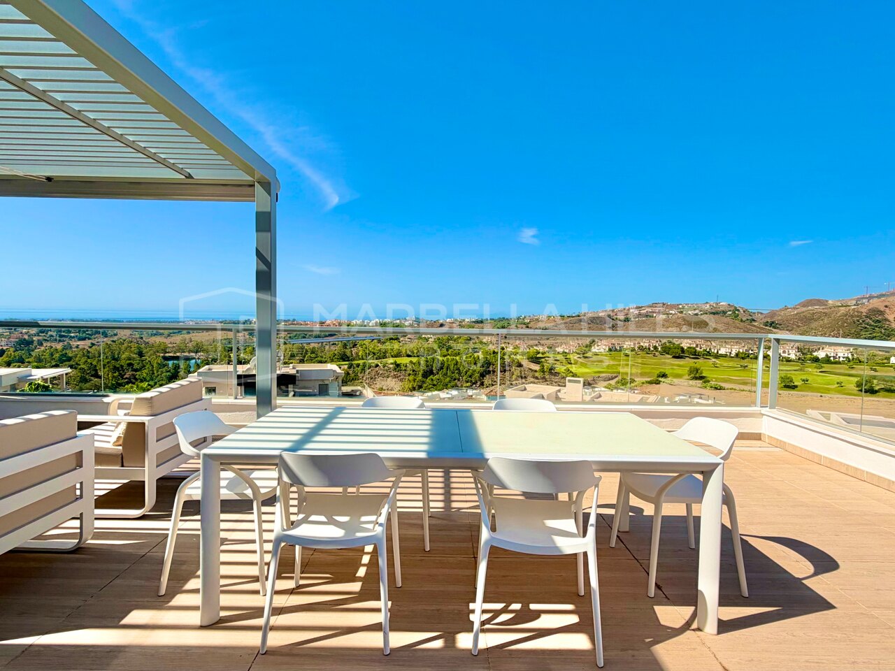 Penthouse d'angle avec vue panoramique sur la mer à vendre à Los Arqueros, Benahavís