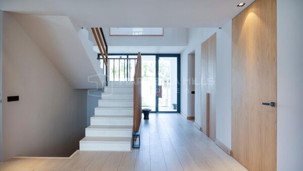 Luxusvilla in erster Golflinie zum Verkauf in Los Naranjos, Nueva Andalucía