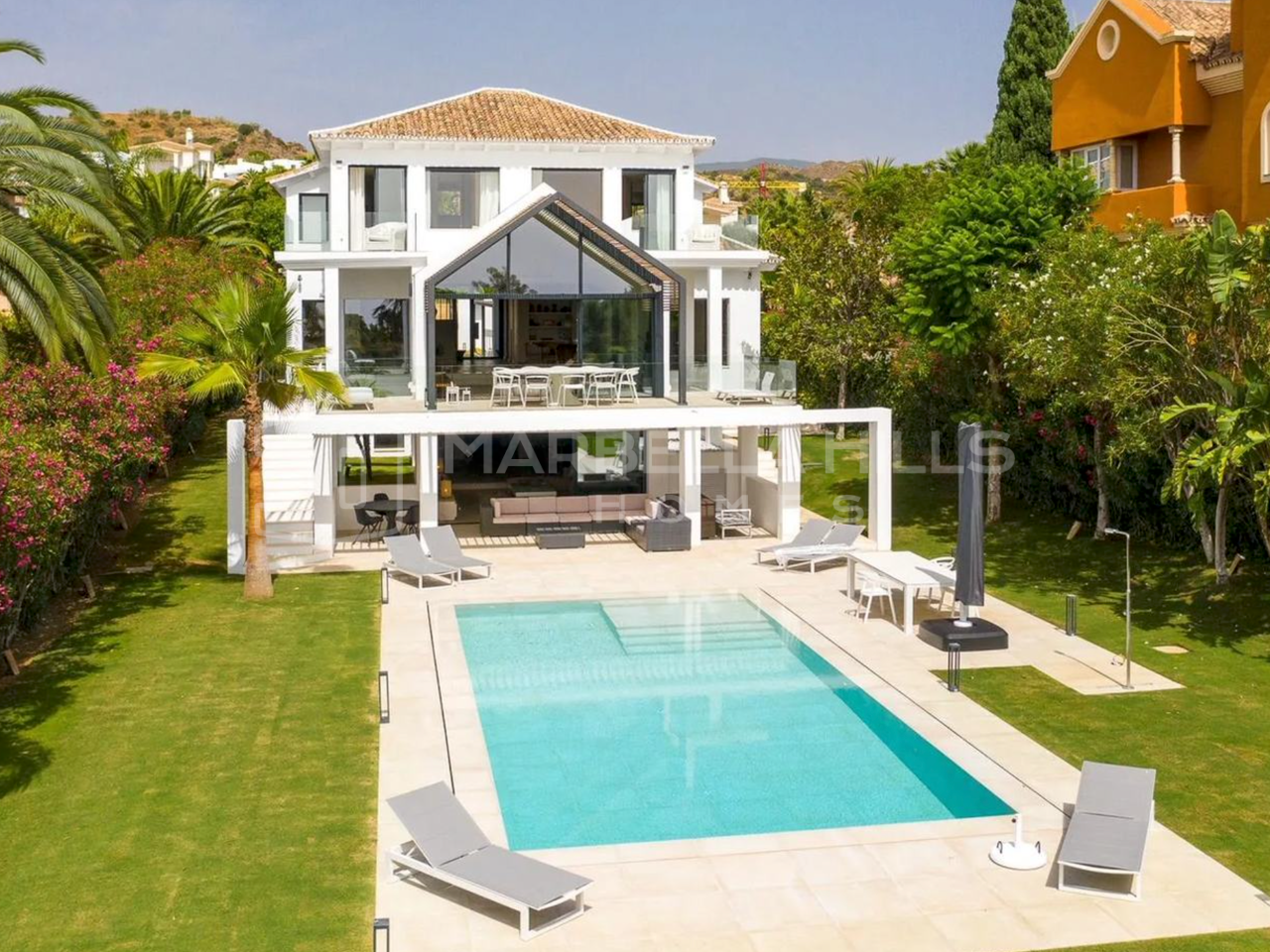 Frontline Golf Luxury Villa for Sale in Los Naranjos, Nueva Andalucía