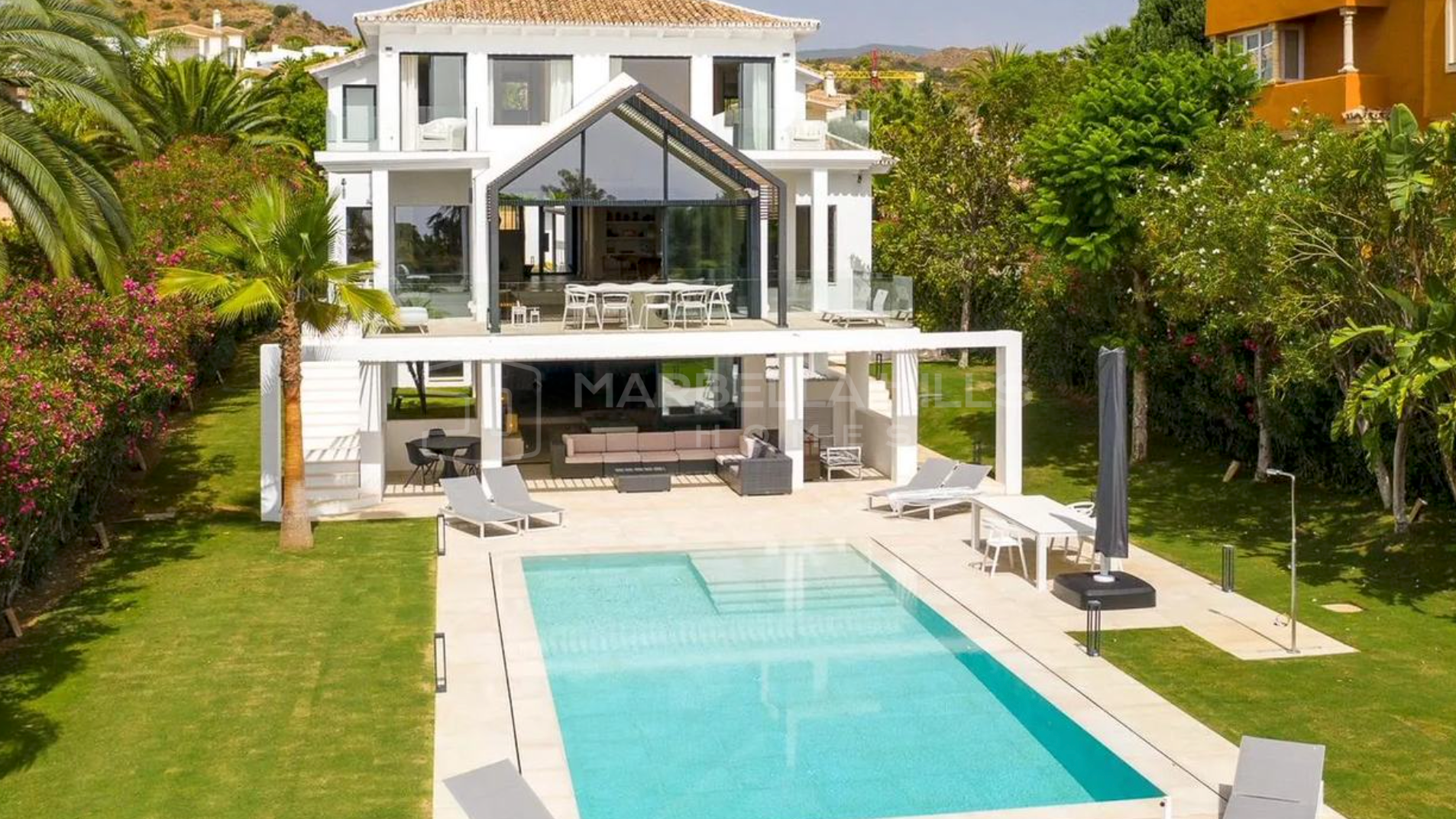 Luxusvilla in erster Golflinie zum Verkauf in Los Naranjos, Nueva Andalucía
