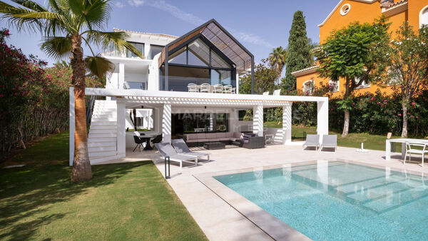 Luxusvilla in erster Golflinie zum Verkauf in Los Naranjos, Nueva Andalucía