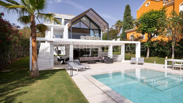 Frontline Golf Luxury Villa for Sale in Los Naranjos, Nueva Andalucía