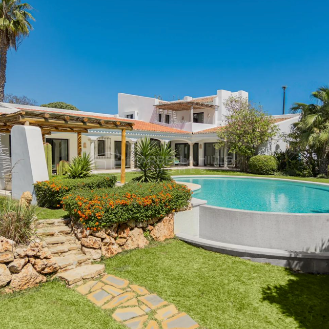 Villa andaluza de lujo en venta en Guadalmina Baja, San Pedro de Alcántara