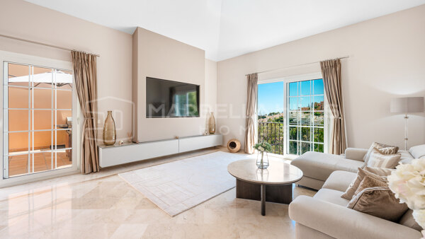 Semi-Detached Villa with Private Pool and Lake Views in Nueva Andalucía
