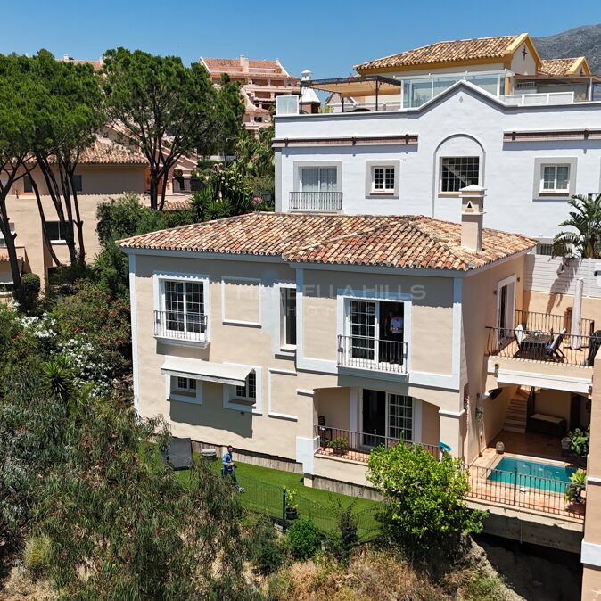 Villa jumelée avec piscine privée et vue sur le lac à Nueva Andalucía
