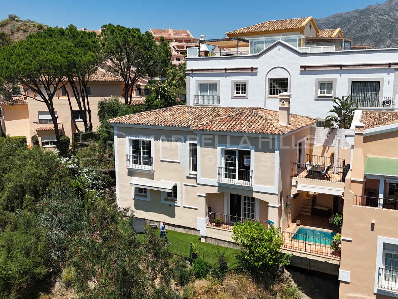 Doppelhaushälfte mit privatem Pool und Meerblick in Nueva Andalucía