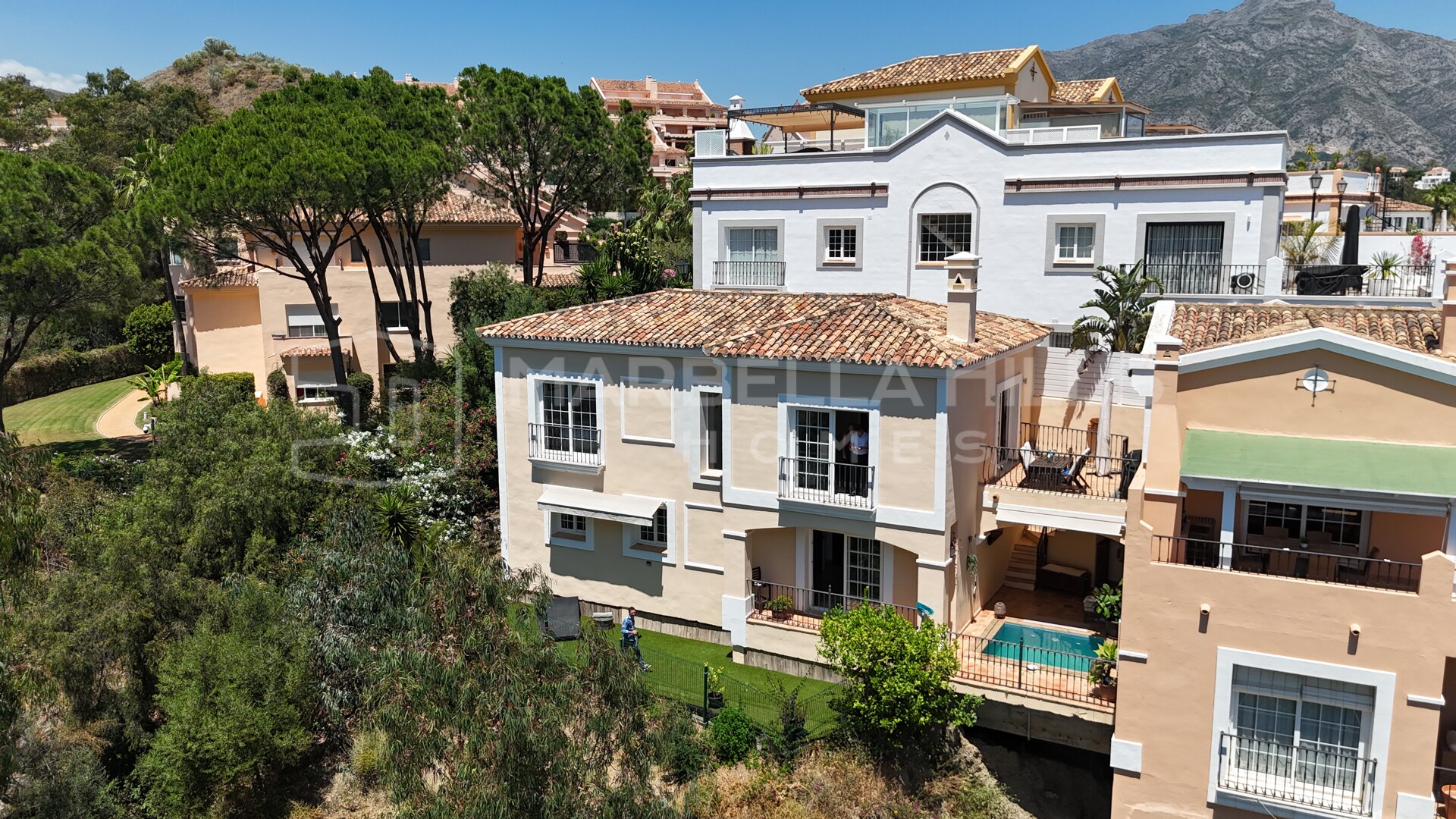 Semi-Detached Villa with Private Pool and Lake Views in Nueva Andalucía