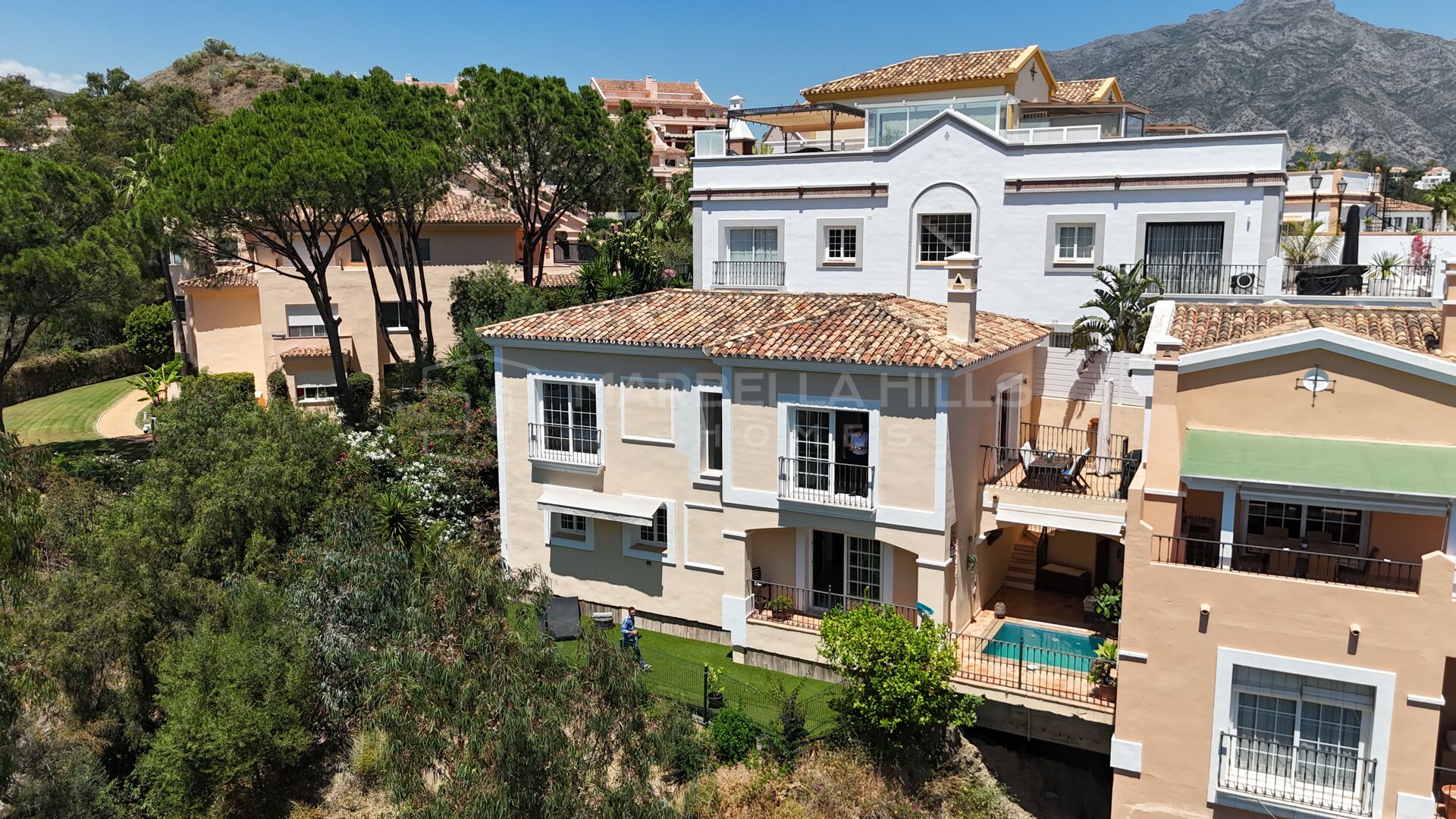 Semi-Detached Villa with Private Pool and Lake Views in Nueva Andalucía