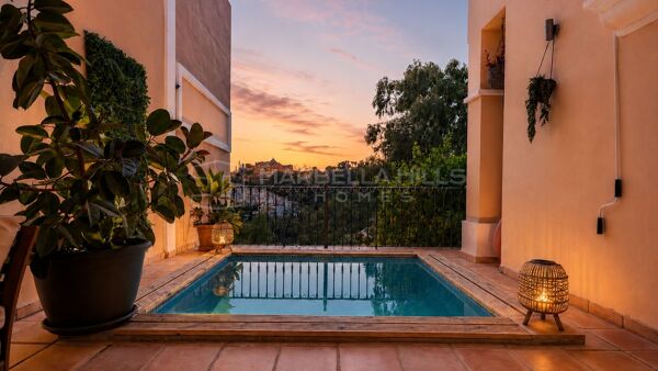 Semi-Detached Villa with Private Pool and Lake Views in Nueva Andalucía