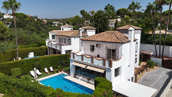 Villa à vendre à Calahonda avec piscine privée et appartement indépendant