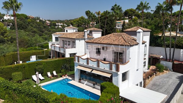 Villa à vendre à Calahonda avec piscine privée et appartement indépendant