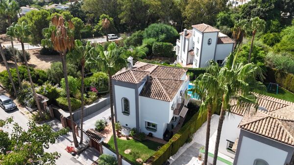 Villa à vendre à Calahonda avec piscine privée et appartement indépendant