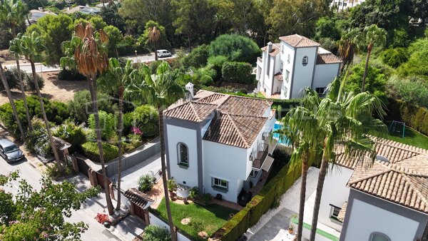 Villa à vendre à Calahonda avec piscine privée et appartement indépendant