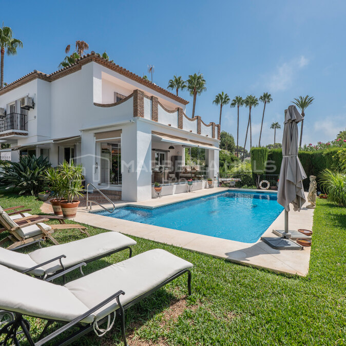 Villa à vendre à Calahonda avec piscine privée et appartement indépendant