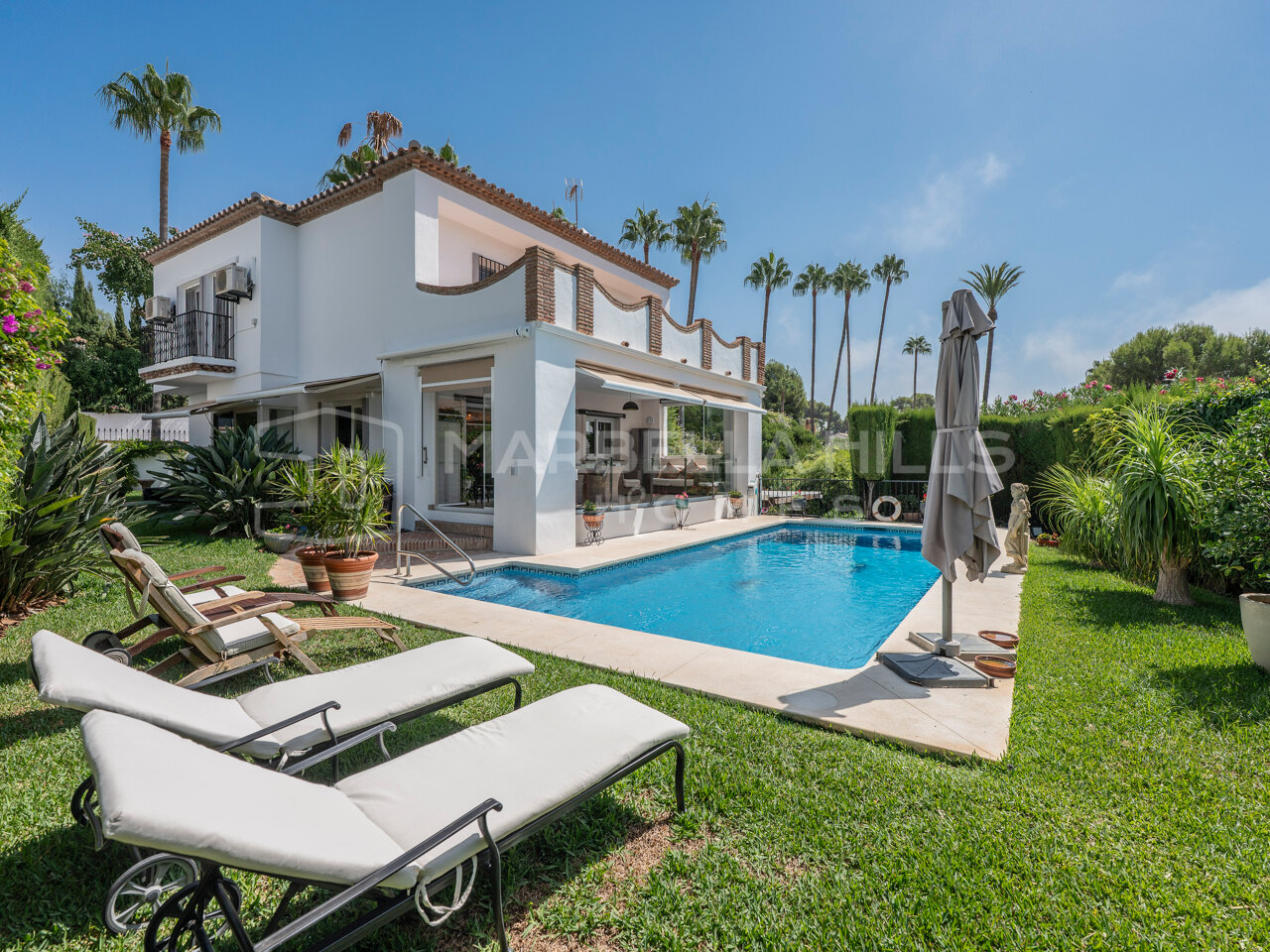 Villa à vendre à Calahonda avec piscine privée et appartement indépendant