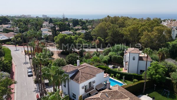 Villa à vendre à Calahonda avec piscine privée et appartement indépendant