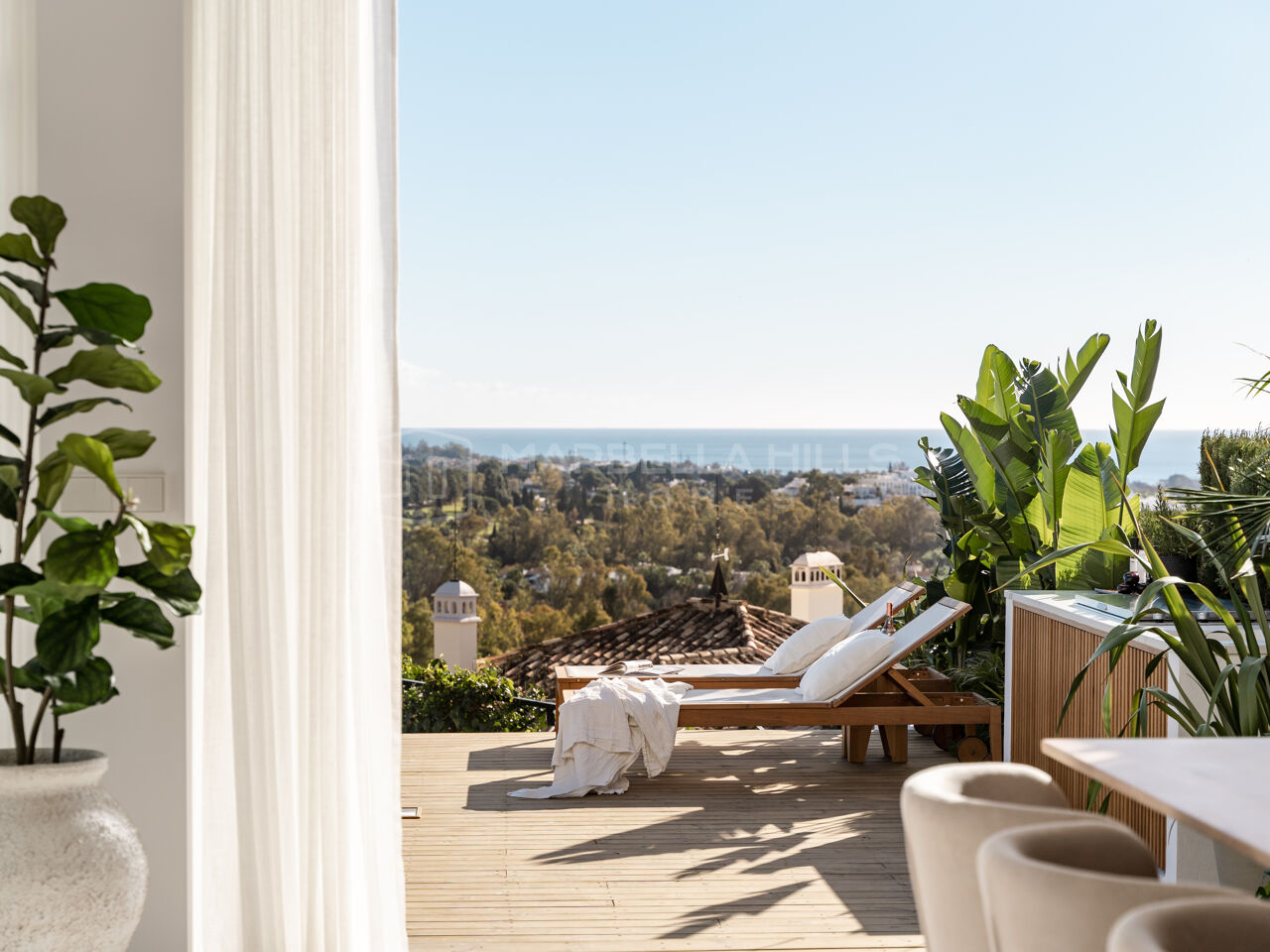 Apartamento de lujo en venta en La Cerquilla Nueva Andalucía con vistas al mar y la montaña
