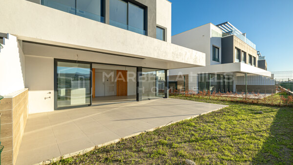 Adosado contemporáneo de 4 dormitorios en venta en Serene, Atalaya Golf Estepona