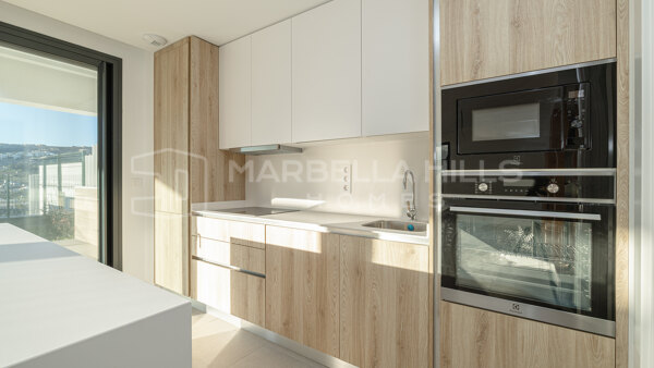 Adosado contemporáneo de 4 dormitorios en venta en Serene, Atalaya Golf Estepona