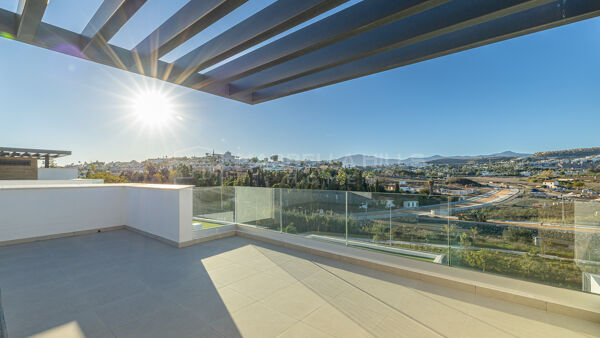 Adosado contemporáneo de 4 dormitorios en venta en Serene, Atalaya Golf Estepona