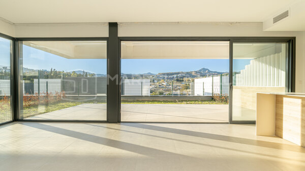 Adosado contemporáneo de 4 dormitorios en venta en Serene, Atalaya Golf Estepona