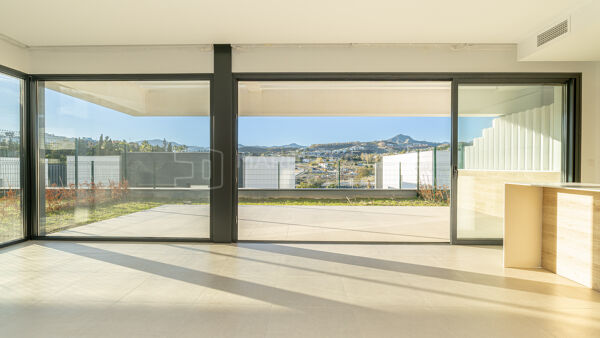 Adosado contemporáneo de 4 dormitorios en venta en Serene, Atalaya Golf Estepona