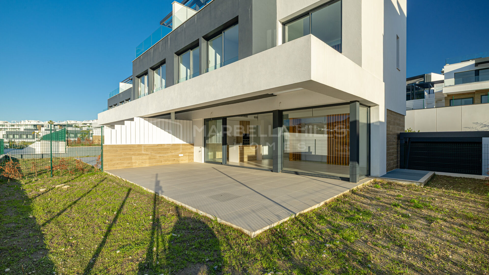 Adosado contemporáneo de 4 dormitorios en venta en Serene, Atalaya Golf Estepona