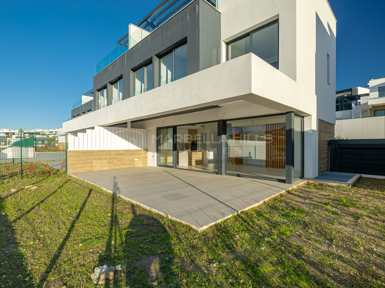 Adosado contemporáneo de 4 dormitorios en venta en Serene, Atalaya Golf Estepona