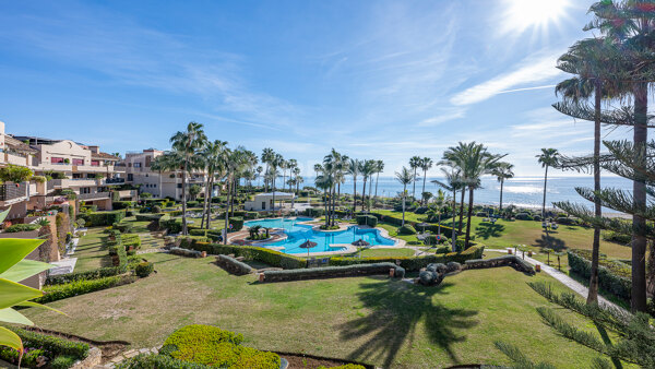 Apartamento en primera línea de playa en venta en Costalita del Mar Estepona – vivienda de 3 dormitorios en la New Golden Mile