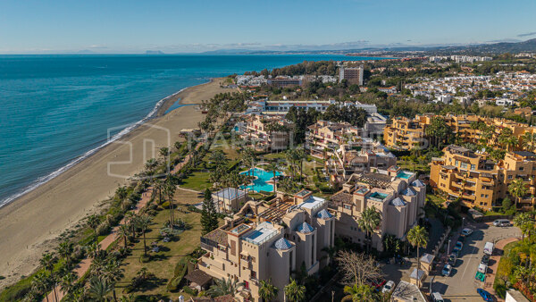 Apartamento en primera línea de playa en venta en Costalita del Mar Estepona – vivienda de 3 dormitorios en la New Golden Mile