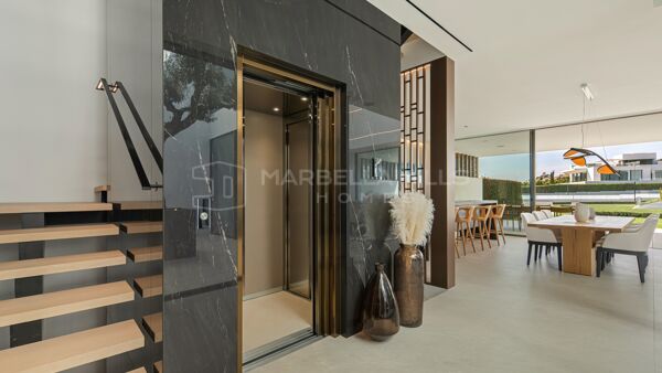 Luxury Villa for Sale in Marbella Golden Mile - Contemporary Property Near Puente Romano