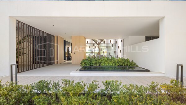 Luxury Villa for Sale in Marbella Golden Mile - Contemporary Property Near Puente Romano