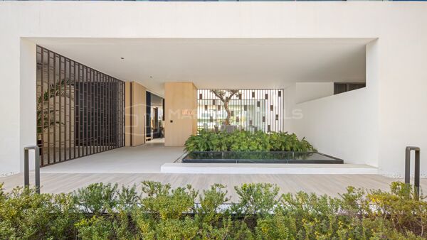 Luxury Villa for Sale in Marbella Golden Mile - Contemporary Property Near Puente Romano