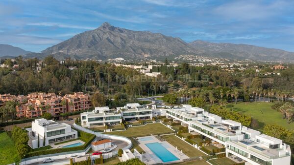 Luxury Villa for Sale in Marbella Golden Mile - Contemporary Property Near Puente Romano