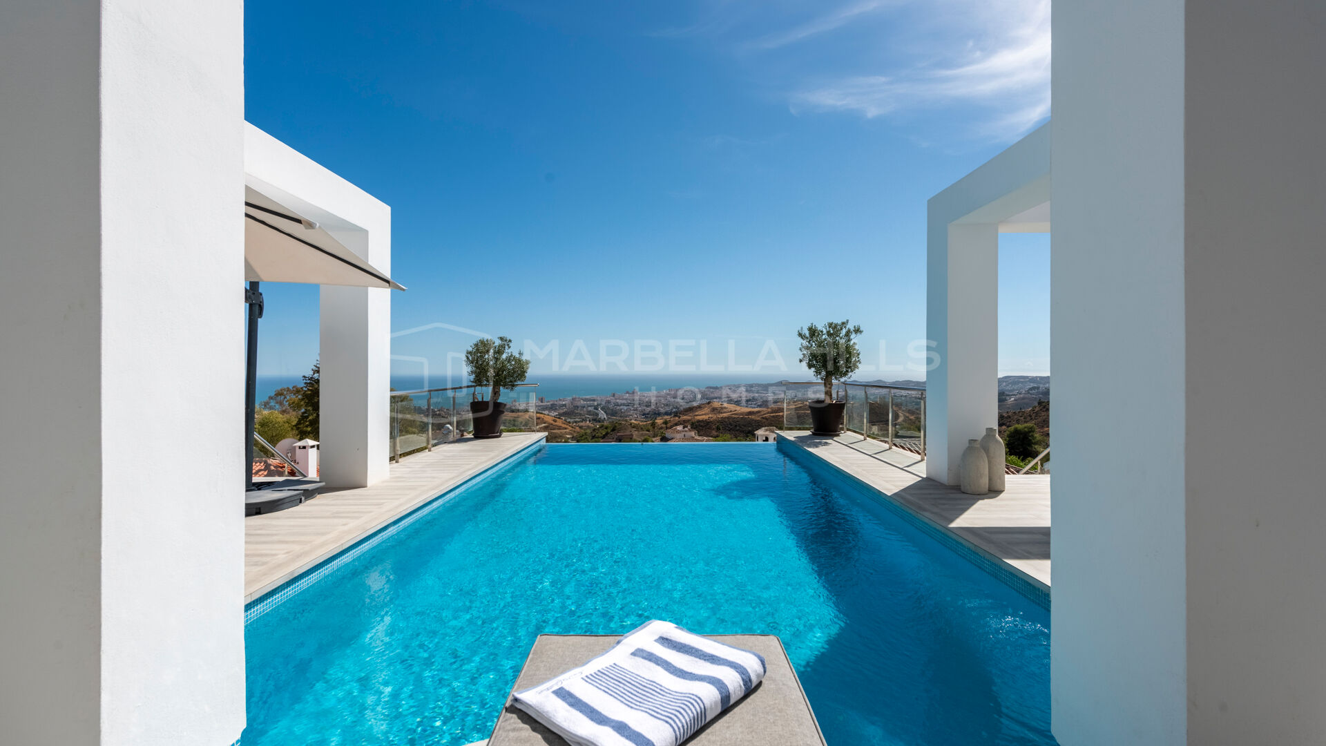 Villa de luxe à vendre à Mijas Pueblo, villa moderne avec vues panoramiques sur la mer et piscine à débordement
