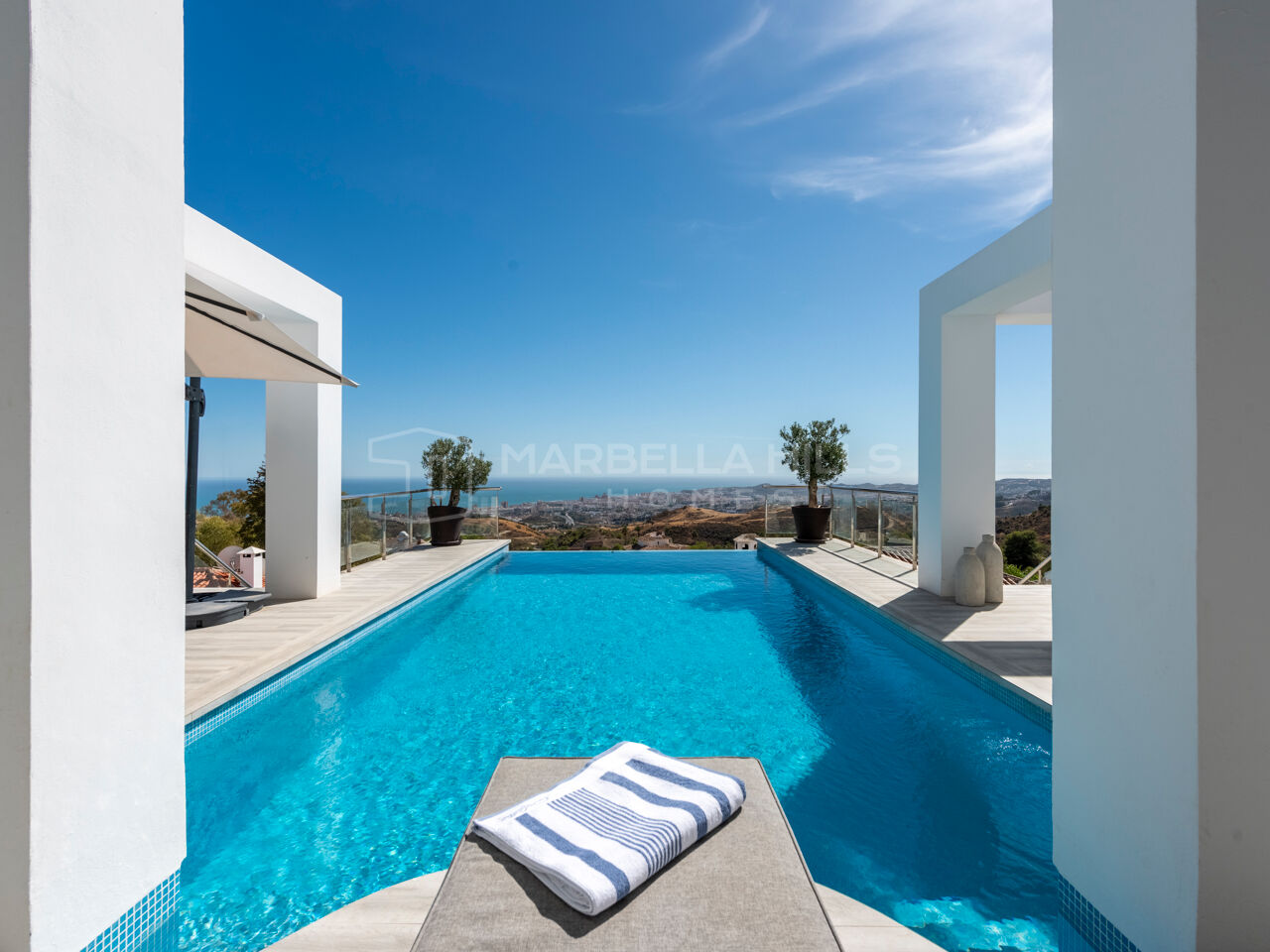 Villa de luxe à vendre à Mijas Pueblo, villa moderne avec vues panoramiques sur la mer et piscine à débordement