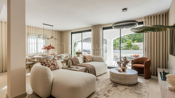 Adosado de lujo en venta en San Pedro Playa Marbella, vivienda junto a la playa con piscina privada cerca del mar