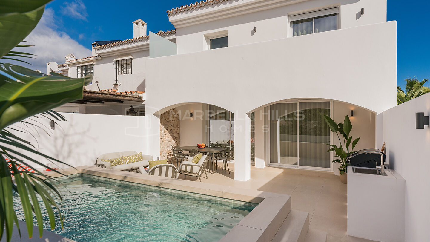 Adosado de lujo en venta en San Pedro Playa Marbella, vivienda junto a la playa con piscina privada cerca del mar
