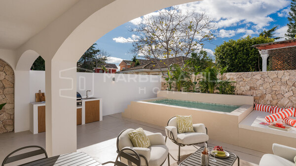 Adosado de lujo en venta en San Pedro Playa Marbella, vivienda junto a la playa con piscina privada cerca del mar