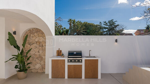Adosado de lujo en venta en San Pedro Playa Marbella, vivienda junto a la playa con piscina privada cerca del mar