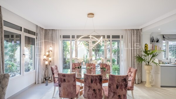 Luxury Ground Floor Apartment for Sale in Bahía de Banús Marbella, Beachside Apartment with Private Garden Near Puerto Banús
