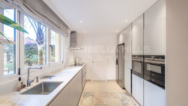 Luxury Ground Floor Apartment for Sale in Bahía de Banús Marbella, Beachside Apartment with Private Garden Near Puerto Banús