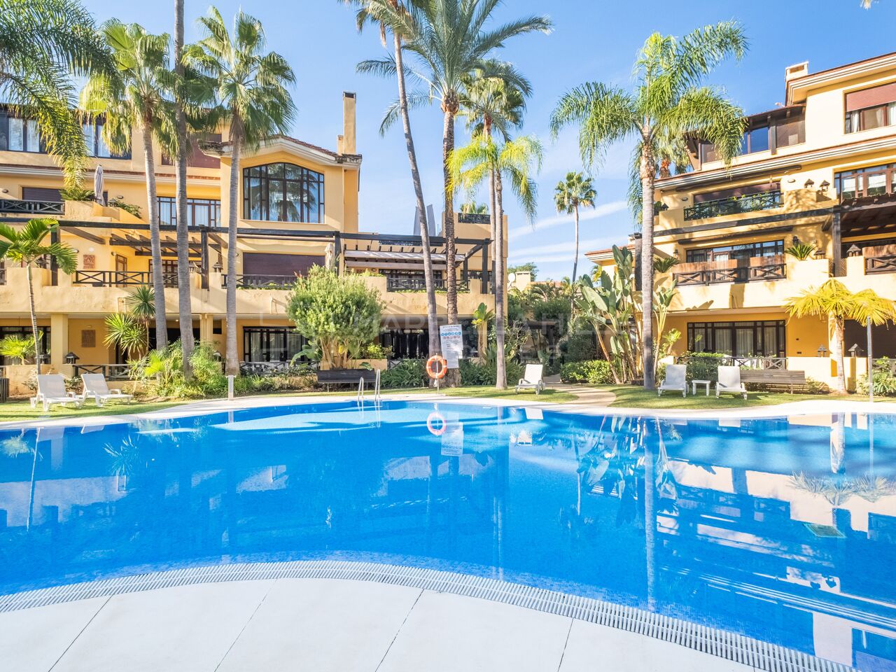 Luxury Ground Floor Apartment for Sale in Bahía de Banús Marbella, Beachside Apartment with Private Garden Near Puerto Banús
