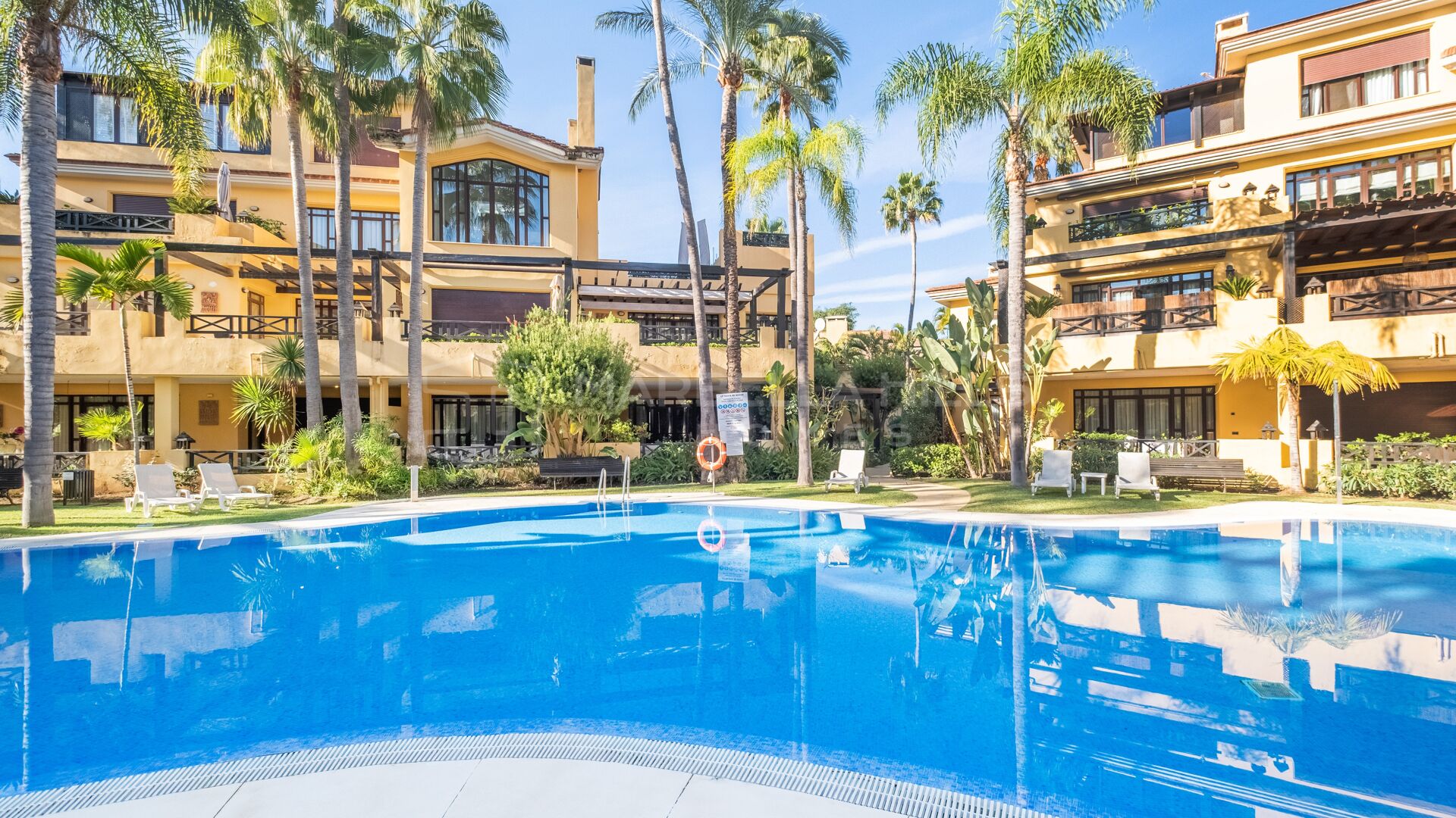 Luxury Ground Floor Apartment for Sale in Bahía de Banús Marbella, Beachside Apartment with Private Garden Near Puerto Banús
