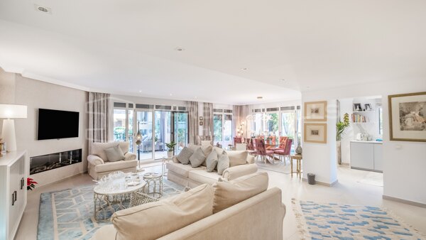 Luxury Ground Floor Apartment for Sale in Bahía de Banús Marbella, Beachside Apartment with Private Garden Near Puerto Banús